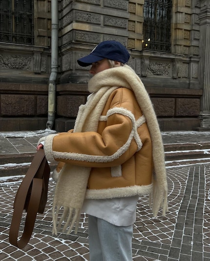 Schön geschichtet: Schal und Stufen bei Influencerin Sasha Bogdanova.