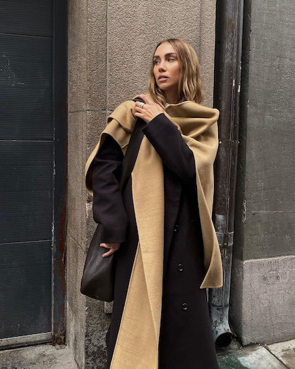 Schmuckdesignerin Lisa Olsson drapiert ihren Poncho wie einen Schal.