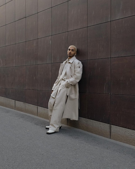 Fotograf Rami Hanna in einem eleganten, cremeweissen Ensemble.