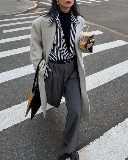 Influencerin Caroline Lin in einem smart casual Lagenlook.