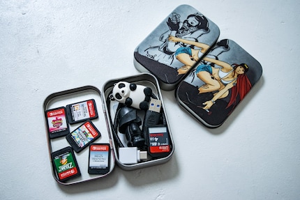 Una scatola di caramelle ha dimensioni meravigliose per le cose piccole. Le mie sono state stampate con immagini che ho dipinto io stessa.