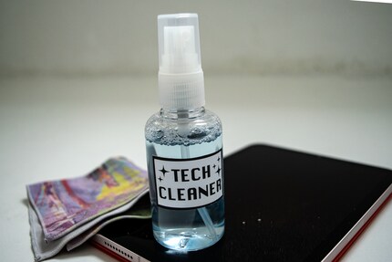 Con acqua distillata e un panno in microfibra si ottiene un detergente per schermi fatto in casa.