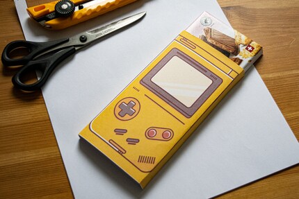 Ritagliala e incollala sopra la tavoletta, e otterrai un modo creativo di regalare il cioccolato.