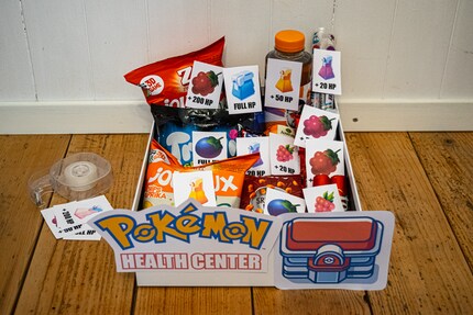 Con la scatola di snack Pokemon, la persona che riceve il regalo potrà giocare più a lungo.