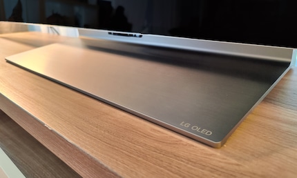 Because of the full-length windows in the room, I can’t mount the LG G3 to the wall. Fortunately, you can buy a foot stand separately.