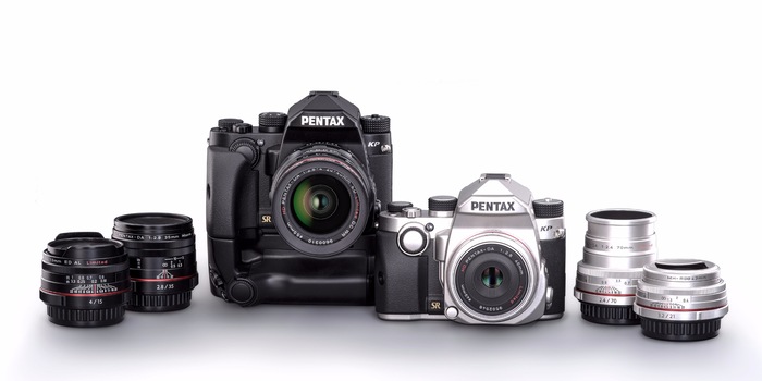 Le KP compact de Pentax est disponible en noir ou en argenté.
