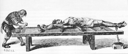 Profondo medioevo: banco di stiramento con rulli chiodati.