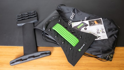 Tutto qui: due pezzi di plastica, qualche borchia metallica e una striscia verde in schiuma semirigida.