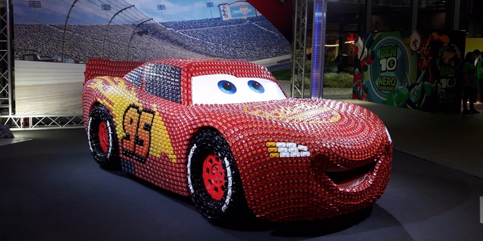 Cars 3: in the cinemas from autumn! Lightning McQueen was present everywhere at the toy fair. Here, larger-than-life, made out of many small cars.