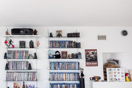 Die Regaler voller Filme deuten auf eine grosse Leidenschaft hin.