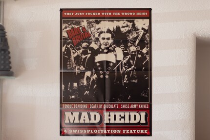 In Chris’ Wohnung sind mehrere «Mad Heidi»-Fanartikel zu sehen.