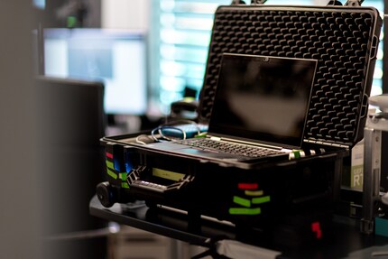 Der Laptop im Koffer, der am Set dabei war.