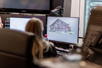 Chris zeigt mir, wie Alpöhis Hütte gescannt wurde.