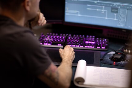 Chris arbeitet meist mit einem Grafiktablett am PC.