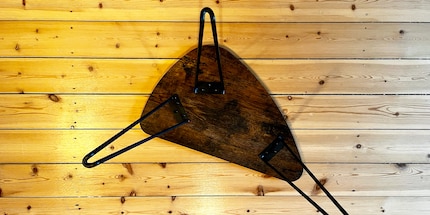 A look underneath reveals my Songmics coffee table has three legs on one level, i.e. the tabletop. Viewed mathematically, it’s a clever design – it barely wobbles if it all.