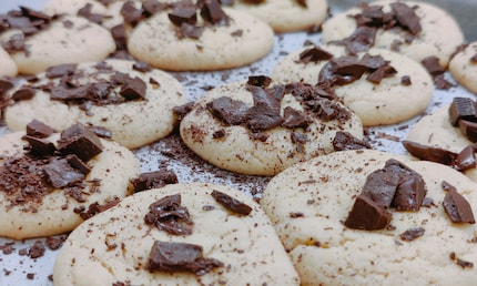 ... mais les déposer ensuite sur les cookies encore chauds pour qu’ils fondent doucement dedans
