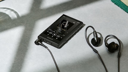 Der Sony Walkman ist mit und ohne kabelgebundene Kopfhörer nutzbar.