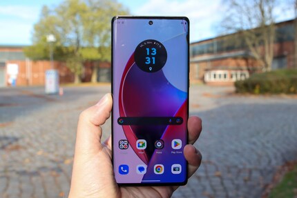 Das 6,67 Zoll große Display in voller Pracht.