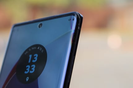 Das Display des Edge 30 Ultra hat stark abgerundete Kanten.