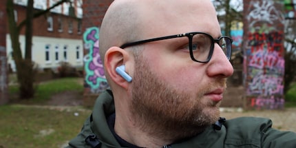 Nell'orecchio, i Freebuds 5i sono confortevoli e hanno un buon suono.