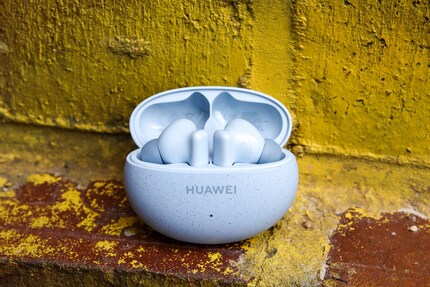 I Freebuds 5i si caricano nella custodia.