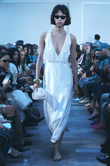 US-Label Khaite setzt einen einzelnen Armreif in Szene.