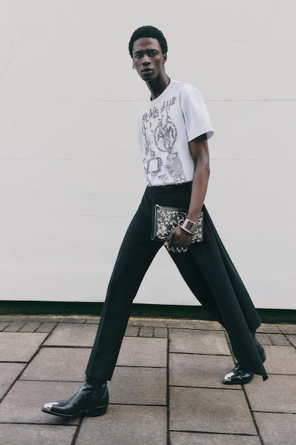 Bei Alexander McQueen wird minimalistisch gestapelt.