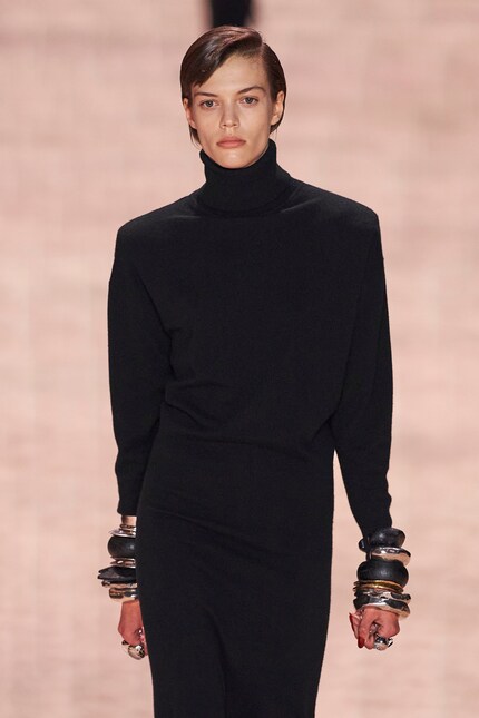 Silber, Schwarz und Gold vereint in dieser Armreif-Extravaganza von Saint Laurent.