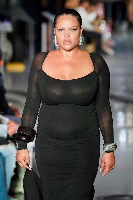 Laquan Smith zeigt ein Zusammenspiel aus unterschiedlichen Formen und Materialien.