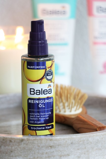 Entfernt auch wasserfeste Schminke: das Reinigungsöl von Balea.