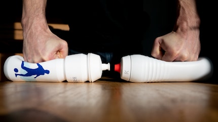 Die Keego-Flasche lässt sich genauso leicht zusammendrücken wie andere Plastikpullen.