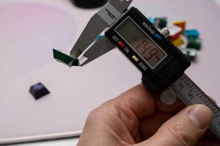 Een voorbeeld van een ABS toetsdop van hoge kwaliteit: deze dop uit de GMK Nuclear Data set is bijna 1,5 millimeter dik.5 millimeter dik.