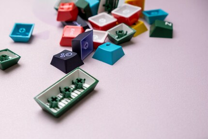 Wit van binnen, groen van buiten: de shift-toets uit een GMK Nuclear Data set is gemaakt in een dubbel spuitgietproces, wat je kunt zien aan de onderkant.