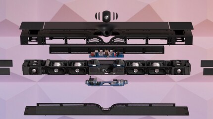 Tout au centre, la sphère. De chaque côté, les huit subwoofers. Et aux extrémités, les haut-parleurs restants. 