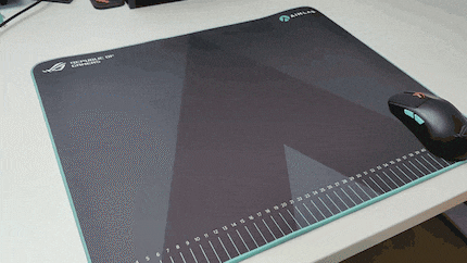 Die ROG Harpe Ace Aim Lab Edition dreht auf dem Hone Ace Aim Lab Edition ihre Runden.