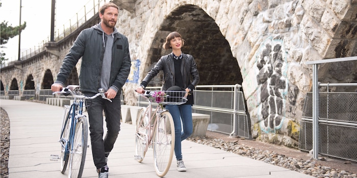 Früher war zwar nicht alles besser, aber vieles schöner – so sehen das die Retro-Cruiser Babette und Alessandro der Fam. Huber. Früher war zwar nicht alles besser, aber vieles schöner – so sehen das die Retro-Cruiser Babette und Alessandro der Fam. Huber.