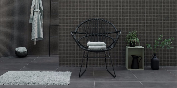 Anthrazit und Eisblau sind eine gute Kombination für ein Männerbad. Bild: Aquanova. Anthrazit und Eisblau sind eine gute Kombination für ein Männerbad. Bild: Aquanova.