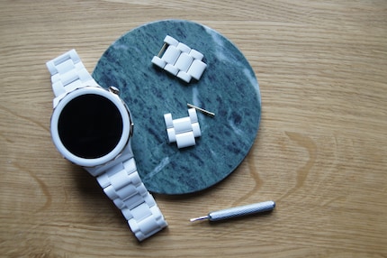 Agrandir ou rétrécir le bracelet de la Huawei Watch GT 3 Pro s’avère fastidieux.