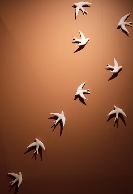 Die Vögel «Volage» von Monochromic Ceramic erinnern Schwalbenschwärme. 