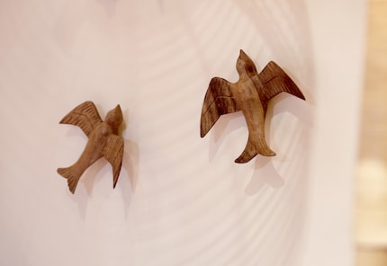 Les oiseaux en bois sont décorés d'un motif délicat. 