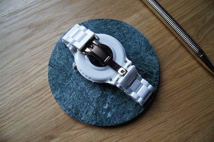 La Huawei Watch GT 3 Pro est dotée d’une boucle déployante.