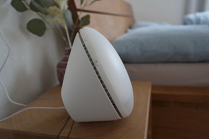 Grösser als erwartet: Der Lichtwecker nimmt einen Grossteil meines Nachtkommode ein.