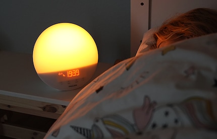 Wecker überlistet, Kind eingeschlafen: Das Wake-up Light dient jetzt als Einschlaflicht.
