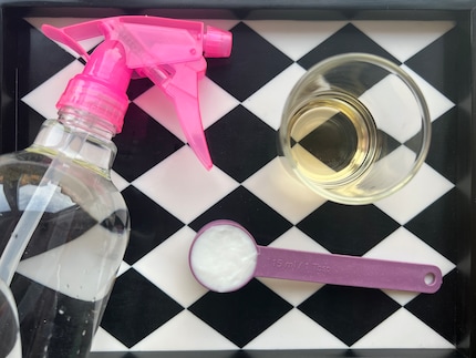 Eine Sprühflasche, Wasser, Essig und Conditioner – mehr braucht es für den DIY-Spray nicht.