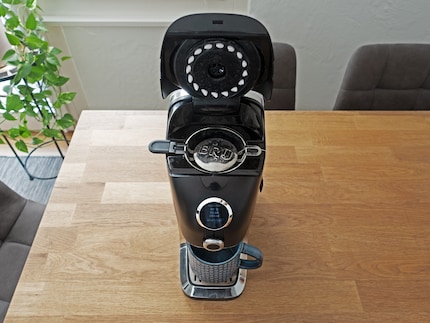 Heisswasser kommt durch Düsen in die Brühkammer, wo der Tee in einem Glaseinsatz gebrüht wird.