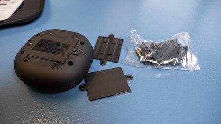 Sono inclusi dei coperchi di ricambio, ma non risolvono il problema: la batteria originale è saldamente attaccata al coperchio e le batterie AA non sono un'alternativa.