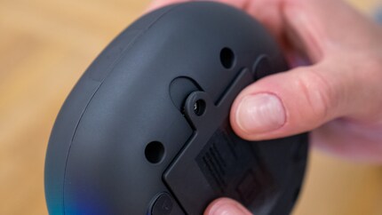 La batteria non tiene più perché la plastica che circonda la vite è rotta.