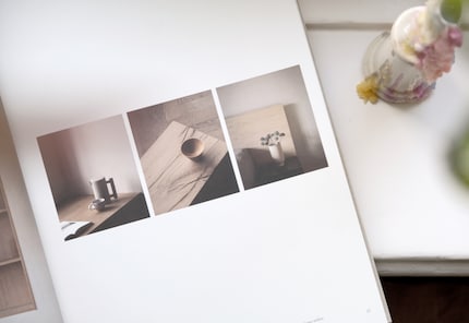 Trotz der wenigen Farbtupfer strahlen die Fotos Wärme aus.