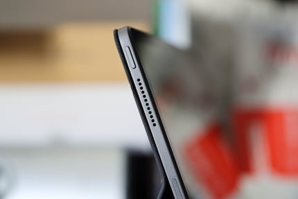 Uno degli altoparlanti sul lato. Il pulsante di accensione non ha un sensore di impronte digitali nascosto.