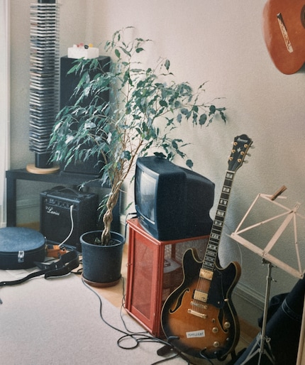 Mijn kamer in mijn eerste gedeelde flat in 1998 - met mijn eerste, piepkleine gitaarversterker, het distortionpedaal en mijn tweede gitaar. Oh, en mijn allereerste tv! 